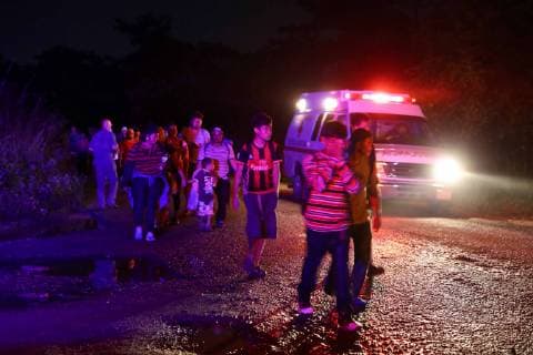 October 24, 2018 - EUM20181024NAC06.JPG.HUIXTLA, Chis., Migrants Migrantes-Caravana.- Miles de personas caminan desde las primeras horas de este 24 de octubre de 2018 sobre la carretera rumbo a su proximo destino en Mapastepec, ubicada al sur de Chiapas a unos 75 km de Huixtla, lugar donde partieron a muy temprana hora. Durante el trayecto, hombres, mujeres y ninos piden traslado a todo tipo de vehiculos. Foto: Agencia EL UNIVERSAL AFBV  - ZUMAu78_ 20181024_zaf_u78_007 Copyright: xValentexRosasx