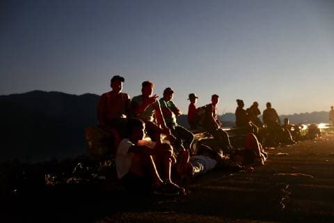 October 24, 2018 - EUM20181024NAC08.JPG.HUIXTLA, Chis., Migrants Migrantes-Caravana.- Miles de personas caminan desde las primeras horas de este 24 de octubre de 2018 sobre la carretera rumbo a su proximo destino en Mapastepec, ubicada al sur de Chiapas a unos 75 km de Huixtla, lugar donde partieron a muy temprana hora. Durante el trayecto, hombres, mujeres y ninos piden traslado a todo tipo de vehiculos. Foto: Agencia EL UNIVERSAL AFBV  - ZUMAu78_ 20181024_zaf_u78_010 Copyright: xValentexRosasx