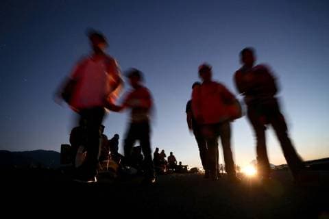 October 24, 2018 - EUM20181024NAC09.JPG.HUIXTLA, Chis., Migrants Migrantes-Caravana.- Miles de personas caminan desde las primeras horas de este 24 de octubre de 2018 sobre la carretera rumbo a su proximo destino en Mapastepec, ubicada al sur de Chiapas a unos 75 km de Huixtla, lugar donde partieron a muy temprana hora. Durante el trayecto, hombres, mujeres y ninos piden traslado a todo tipo de vehiculos. Foto: Agencia EL UNIVERSAL AFBV  - ZUMAu78_ 20181024_zaf_u78_012 Copyright: xValentexRosasx