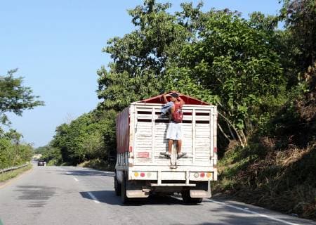 October 24, 2018 - EUM20181024NAC11.JPG.HUIXTLA, Chis., Migrants Migrantes-Caravana.- Miles de personas caminan desde las primeras horas de este 24 de octubre de 2018 sobre la carretera rumbo a su proximo destino en Mapastepec, ubicada al sur de Chiapas a unos 75 km de Huixtla, lugar donde partieron a muy temprana hora. Durante el trayecto, hombres, mujeres y ninos piden traslado a todo tipo de vehiculos. Foto: Agencia EL UNIVERSAL AFBV  - ZUMAu78_ 20181024_zaf_u78_013 Copyright: xValentexRosasx