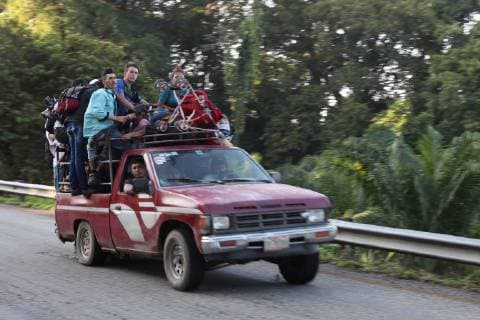 October 24, 2018 - EUM20181024NAC13.JPG.HUIXTLA, Chis., Migrants Migrantes-Caravana.- Miles de personas caminan desde las primeras horas de este 24 de octubre de 2018 sobre la carretera rumbo a su proximo destino en Mapastepec, ubicada al sur de Chiapas a unos 75 km de Huixtla, lugar donde partieron a muy temprana hora. Durante el trayecto, hombres, mujeres y ninos piden traslado a todo tipo de vehiculos. Foto: Agencia EL UNIVERSAL AFBV  - ZUMAu78_ 20181024_zaf_u78_017 Copyright: xValentexRosasx
