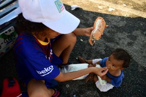October 24, 2018 - Mapastepec, Chiapas, Mexico - Thousands of Central American migrants continued their journey toward the US border Thursday, reaching the coastal town of Mapastepec, in Chiapas, Mexico, An estimated 7,200 migrants from Honduras and other countries have pressed on, sleeping on roads, traveling on rafts, going without food and water and facing police and threats from President Trump, who called them a threat and vowed to send troops to the border with Mexico. Mapastepec Mexico - ZUMAl113 20181024_zap_l113_003 Copyright: xMiguelxJuarezxLugox