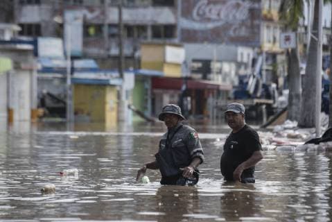Mexiko, Schäden durch Hurrikan Willa People walk in Minatitlan, which remains flooded due to the storms affecting part of the Mexican territory due to hurricane Willa, in Veracruz, Mexico, 24 October 2018. Hurricane Willa, category 3 in the Saffir-Simpson scale, did not leave victims but left floodings and limited general damages in the north-east of the country. Hurricane Willa leaves limited damages in northeast Mexico !ACHTUNG: NUR REDAKTIONELLE NUTZUNG!  Copyright: xAngelxHernandezx MIN01 20181025-636760228308665061