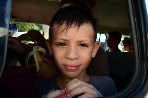 October 24, 2018 - Mapastepec, Chiapas, Mexico - A little boy from Honduras, checks out from van window catching a lift as he and his mother joined thousands of Central American migrants continued their journey toward the US border Thursday, reaching the coastal town of Mapastepec, in Chiapas, Mexico, An estimated 7,200 migrants from Honduras and other countries have pressed on, sleeping on roads, traveling on rafts, going without food and water and facing police and threats from President Trump, who called them a threat and vowed to send troops to the border with Mexico. Mapastepec Mexico - ZUMAl113 20181024_zap_l113_014 Copyright: xMiguelxJuarezxLugox