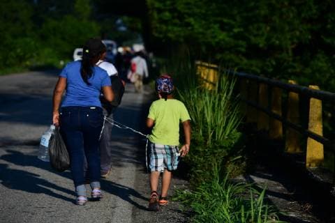 October 24, 2018 - Mapastepec, Chiapas, Mexico - Thousands of Central American migrants continued their journey toward the US border Thursday, reaching the coastal town of Mapastepec, in Chiapas, Mexico, An estimated 7,200 migrants from Honduras and other countries have pressed on, sleeping on roads, traveling on rafts, going without food and water and facing police and threats from President Trump, who called them a threat and vowed to send troops to the border with Mexico. Mapastepec Mexico - ZUMAl113 20181024_zap_l113_019 Copyright: xMiguelxJuarezxLugox