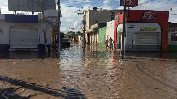 Mexiko, Schäden durch Hurrikan Willa Inhabitants walk on a road flooded due to the storms of hurricane Willa, in Tecuala, Mexico, 24 October 2018. Hurricane Willa, category 3 in the Saffir-Simpson scale, did not leave victims but left floodings and limited general damages in the north-east of the country. Hurricane Willa leaves limited damages in northeast Mexico !ACHTUNG: NUR REDAKTIONELLE NUTZUNG!  Copyright: xAaronxGarciax TEC01 20181025-636760311194005093