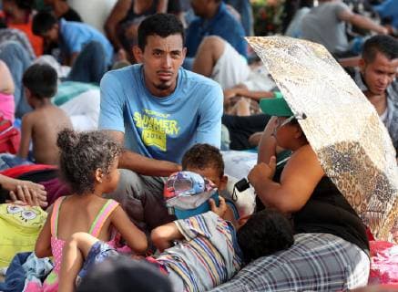October 24, 2018 - EUM20181024NAC45.JPG.MAPASTEPEC, Chis.- Migrants Mirantes-Caravana.- 24 de octubre de 2018.- Aspecto de la caravana migrante por su paso por Chiapas, en donde cientos de ninos descansan junto a sus padres en los albergues y plazas de este municipio, en un receso en su camino. Foto: Agencia EL UNIVERSAL RCC.  - ZUMAu78_ 20181024_zaf_u78_075 Copyright: xValentexRosasx