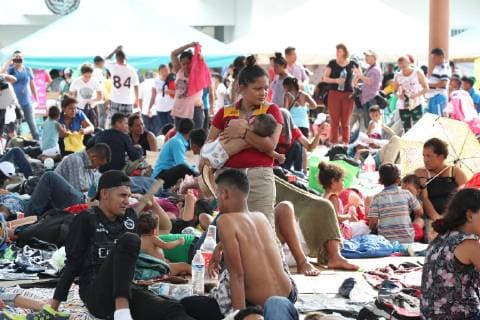 October 24, 2018 - EUM20181024NAC44.JPG.MAPASTEPEC, Chis.- Migrants Mirantes-Caravana.- 24 de octubre de 2018.- Aspecto de la caravana migrante por su paso por Chiapas, en donde cientos de ninos descansan junto a sus padres en los albergues y plazas de este municipio, en un receso en su camino. Foto: Agencia EL UNIVERSAL RCC.  - ZUMAu78_ 20181024_zaf_u78_076 Copyright: xValentexRosasx