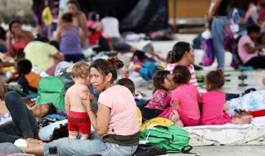October 24, 2018 - EUM20181024NAC48.JPG.MAPASTEPEC, Chis.- Migrants Mirantes-Caravana.- 24 de octubre de 2018.- Aspecto de la caravana migrante por su paso por Chiapas, en donde cientos de ninos descansan junto a sus padres en los albergues y plazas de este municipio, en un receso en su camino. Foto: Agencia EL UNIVERSAL RCC.  - ZUMAu78_ 20181024_zaf_u78_093 Copyright: xValentexRosasx