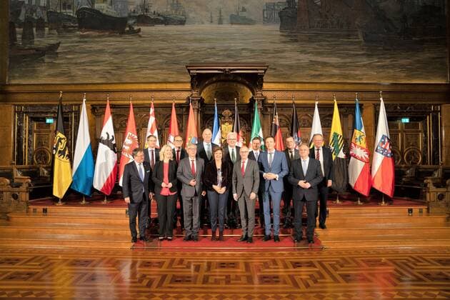 News Themen der Woche KW43 News Bilder des Tages Gruppenfoto im Hamburger Rathaus mit Winfried Kretschmann, Michael Müller, Dietmar Woidke, Carsten Sieling, Peter Tschentscher, Manuela Schwesig, Stephan Weil, Armin Laschet, Malu Dreyer, Tobias Hans, Michael Kretschmer, Reiner Haseloff, Daniel Günther, Bodo Ramelow - die Ministerpräsidenten von Bayern (in Regierungsbildung) und Hessen (im Wahlkampf) nehmen nicht teil;Ministerpräsidentenkonferenz in Hamburg - Erster Bürgermeister Dr. Peter Tschentscher empfängt Länderchefs zur Jahreskonferenz, Hamburg Hamburg Deutschland Rathaus *** Group photo in the Hamburg town hall with Winfried Kretschmann Michael Mueller Dietmar Woidke Carsten Sieling Peter Chancellor Manuela Schwesig Stephan Weil Armin Laschet Malu Dreyer Tobias Hans Michael Kretschmer Reiner Haseloff Daniel Guenther Bodo Ramelow the prime minister of Bavaria in government f