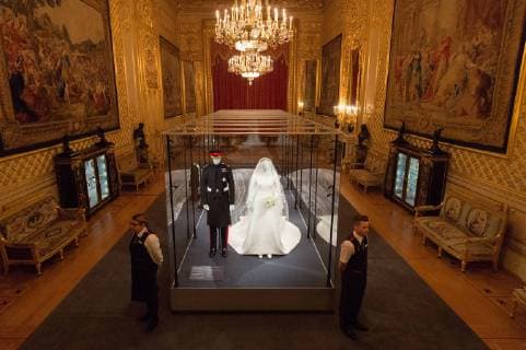 Entertainment Themen der Woche KW43 Entertainment Bilder des Tages October 25, 2018 - London, London, United Kingdom - The Duchess of Sussexs wedding dress which was created by the British designer Clare Waight Keller Artistic Director at the historic French fashion house Givenchy. The Duke of Sussex uniform is from the Household Cavalry(the Blues and Royals. The outfits are on display at The Royal Collection at Windsor Castle, 25 OCTOBER 2018. PLEASE NOTE, THIS PHOTO IS EMBARGOED FOR PUBLICATION UNTIL 00:01 FRIDAY 26 OCTOBER 2018. London United Kingdom  - ZUMAt138 20181025_zap_t138_016 Copyright: xRayxTangx