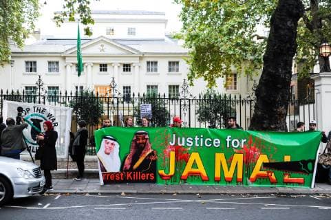 News Themen der Woche KW43 News Bilder des Tages . 25 10 2018. London, United Kingdom. Saudi Arabian Embassy protest. A protest demanding justice for Jamal Khashoggi, a halt to arms sales to Saudi Arabia and a stop to the war in Yemen is having place outside the Saudi Arabian embassy in London. The demonstration has been called by the Stop the War Coalition and others.  xGustavoxValientex xi-Imagesx IIM-18745-0005