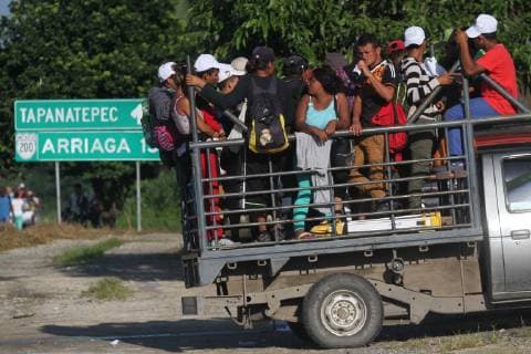 The Honduran immigrants caravan leaves Mapastepec heading to Pijijiapan, in Chiapas, Mexico, 25 October 2018. The Pentagon will deploy 800 soliders in the south of the United States for border security duties, an option defended by US President Donald Trump, who threatened to close the border past week. The Pentagon to deploy 800 more soldiers at the south border according to the media !ACHTUNG: NUR REDAKTIONELLE NUTZUNG!  Copyright: xMariaxdexlaxLuzxAscenciox MAP03 20181025-636760926571751370