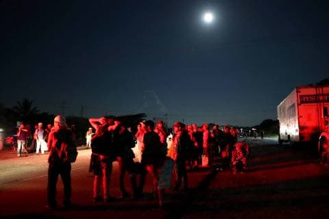 October 25 2018 EUM20181025NAC14 JPG PIJIJIAPAN Chis Migrants Migrants Caravan Caravan migrant leaves from the first hours of this Thursday, October 25, Mepastepec on its way to its next destination in Pijijiapan to the center of the coast of the state of Chiapas On their way they ask for help to all kinds of vehicles to get to the place where they will spend the night more quickly Photo Agency EL UNIVERSAL MAR  - ZUMAu78_ 20181025_zaf_u78_025 Copyright: xValentexRosasx