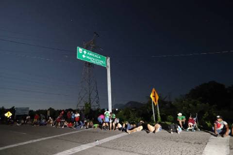 October 25 2018 EUM20181025NAC13 JPG PIJIJIAPAN Chis Migrants Migrants Caravan Caravan migrant leaves from the first hours of this Thursday, October 25, Mepastepec on his way to his next destination in Pijijiapan to the center of the coast of the state of Chiapas In their journey ask for help to all kinds of vehicles to get to the place where they will spend the night more quickly Photo Agency EL UNIVERSAL MAR  - ZUMAu78_ 20181025_zaf_u78_026 Copyright: xValentexRosasx