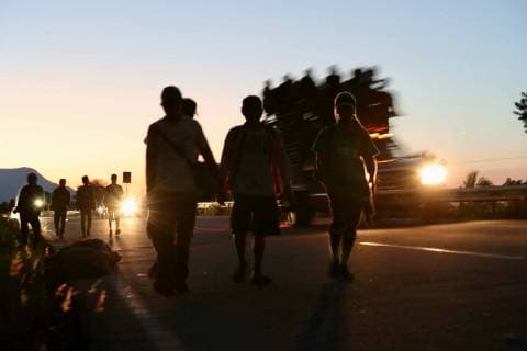 October 25 2018 EUM20181025NAC16 JPG PIJIJIAPAN Chis Migrants Migrants Caravan Caravan migrant leaves from the first hours of this Thursday, October 25, Mepastepec on its way to its next destination in Pijijiapan to the center of the coast of the state of Chiapas On their way they ask for help to all kinds of vehicles to get to the place where they will spend the night more quickly Photo Agency EL UNIVERSAL MAR  - ZUMAu78_ 20181025_zaf_u78_029 Copyright: xValentexRosasx