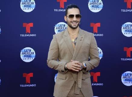 Colombian singer Maluma poses on the red carpet of the fourth edition of the Latin American Music Awards (Latin AMAs), at the Dolby Theater, located in the heart of Hollywood, Los Angeles, USA, 25 October 2018. Latin American Music Awards (Latin AMAs) in Hollywood !ACHTUNG: NUR REDAKTIONELLE NUTZUNG!  Copyright: xDavidxAmadorxRiverax HOL03 20181026-636761237360988025