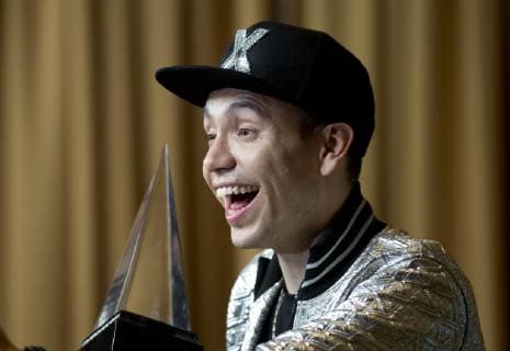 Mexican singer Raymix poses with his Mexican Regional Favorite Song Award during the fourth edition of the Latin American Music Awards (Latin AMAs), at the Dolby Theater, located in the heart of Hollywood, Los Angeles, USA, 25 October 2018. Latin American Music Awards (Latin AMAs) in Hollywood !ACHTUNG: NUR REDAKTIONELLE NUTZUNG!  Copyright: xArmandoxArorizox HOL03 20181026-636761270565001447