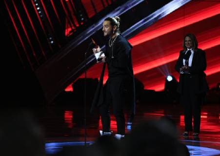 Colombian singer Maluma (C) speaks after receiving the special award Evolution during the fourth edition of the Latin American Music Awards (Latin AMAs), at the Dolby Theater, located in the heart of Hollywood, Los Angeles, USA, 25 October 2018. Latin American Music Awards (Latin AMAs) in Hollywood !ACHTUNG: NUR REDAKTIONELLE NUTZUNG!  Copyright: xDavidxAmadorxRiverax HOL03 20181026-636761305725738426