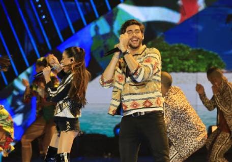 Spanish singer Alvaro Soler (R) and Argentinian Tini (L) perform on stage during the fourth edition of the Latin American Music Awards (Latin AMAs), at the Dolby Theater, located in the heart of Hollywood, Los Angeles, USA, 25 October 2018. Latin American Music Awards (Latin AMAs) in Hollywood !ACHTUNG: NUR REDAKTIONELLE NUTZUNG!  Copyright: xDavidxAmadorxRiverax HOL03 20181026-636761306356882657