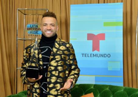 Nacho appears backstage with his award for Favorite Tropical Song for Bailame, at the fourth annual Latin American Music Awards at the Dolby Theatre in the Hollywood section of Los Angeles on October 25, 2018. The annual event honors outstanding achievements for artists in the Latin music industry.  LAP20181025243 JIMxRUYMEN