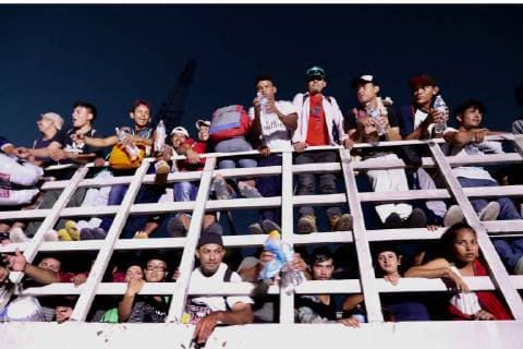 October 26, 2018 - EUM20181026NAC05.JPG.ARRIAGA, Chis., Migrants Migrantes-Caravana.- 26 de octubre de 2018. A muy temprana hora, en su quinto dia de recorrido por la carretera federal 200, la caravana migrante partio de Pijijiapan rumbo a su proximo destino en Arriaga, municipio que concentra a miles de extranjeros en su ruta al norte. En esta ocasion la caravana se traslado en vehiculos oficiales del ayuntamiento de Tonala luego de caminar varios kilometros a pie. Foto: Agencia EL UNIVERSAL MAR.  - ZUMAu78_ 20181026_zaf_u78_007 Copyright: xValentexRosasx