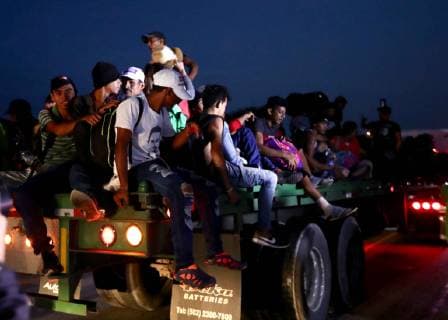 October 26, 2018 - EUM20181026NAC06.JPG.ARRIAGA, Chis., Migrants Migrantes-Caravana.- 26 de octubre de 2018. A muy temprana hora, en su quinto dia de recorrido por la carretera federal 200, la caravana migrante partio de Pijijiapan rumbo a su proximo destino en Arriaga, municipio que concentra a miles de extranjeros en su ruta al norte. En esta ocasion la caravana se traslado en vehiculos oficiales del ayuntamiento de Tonala luego de caminar varios kilometros a pie. Foto: Agencia EL UNIVERSAL MAR.  - ZUMAu78_ 20181026_zaf_u78_008 Copyright: xValentexRosasx
