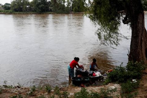 Women wash clothes at the Suchiate river, where Hondurans cross to Mexican territory, in Tecun Uman, Guatemala, 26 October 2018. Over a thousand Hondurans crossed Guatemala heading to Mexico in a second immigrants caravan, to escape violence and poverty in their country. Over a thousand Hondurans cross Guatemala heading to Mexico in a second caravan !ACHTUNG: NUR REDAKTIONELLE NUTZUNG!  Copyright: xEstebanxBibax GUA10 20181026-636761893009137709