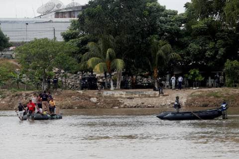 A boat returns after the Mexican Marines banned its passengers from crossing the Suchiate river, in Tecun Uman, Guatemala, 26 October 2018. Over a thousand Hondurans crossed Guatemala heading to Mexico in a second immigrants caravan, to escape violence and poverty in their country. Over a thousand Hondurans cross Guatemala heading to Mexico in a second caravan !ACHTUNG: NUR REDAKTIONELLE NUTZUNG!  Copyright: xEstebanxBibax GUA10 20181026-636761894263511982