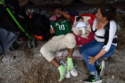 October 26, 2018 - Arriaga, Chiapas, Mexico - As a caravan of thousands of Honduran migrants presses north, reaching the town of Arriaga on Friday, President Trump began considering ways to stop them, including suspending the right to claim asylum in the US, wich has became the main way of gaining entry to the country. Arriaga Mexico - ZUMAl113 20181026_zap_l113_009 Copyright: xMiguelxJuarezxLugox