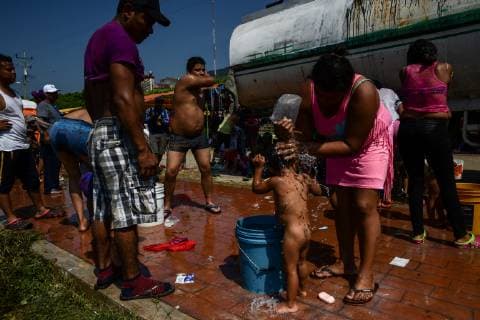 October 26, 2018 - Arriaga, Chiapas, Mexico - As a caravan of thousands of Honduran migrants presses north, reaching the town of Arriaga on Friday, President Trump began considering ways to stop them, including suspending the right to claim asylum in the US, wich has became the main way of gaining entry to the country. Migrants take a bath in Arriaga main plaza. Arriaga Mexico - ZUMAl113 20181026_zap_l113_008 Copyright: xMiguelxJuarezxLugox
