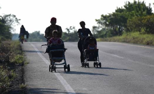 October 26, 2018 - Arriaga, Chiapas, Mexico - As a caravan of thousands of Honduran migrants presses north, reaching the town of Arriaga on Friday, President Trump began considering ways to stop them, including suspending the right to claim asylum in the US, wich has became the main way of gaining entry to the country. Arriaga Mexico - ZUMAl113 20181026_zap_l113_005 Copyright: xMiguelxJuarezxLugox