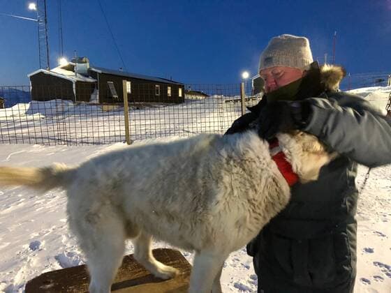 Statsminister Lars Loekke Rasmussen med en slaedehund loerdag den 27. oktober 2018, i Siriuspatruljens hovedkvarter Daneborg paa halvoeen Wollaston Foreland paa Groenland. . , Wollaston Foreland Greenland Denmark  Copyright: Statsministeriet handoutx COP110 spdk20181027-130059-L