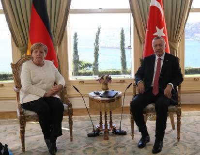 News Themen der Woche KW43 News Bilder des Tages President of Turkey, Recep Tayyip Erdogan (R) receives German Chancellor Angela Merkel (L) ahead of the Four-way Istanbul summit on Syria at Vahdettin Mansion in Istanbul, Turkey on October 27, 2018. The summit on Syria, hosted by Turkish President Recep Tayyip Erdogan, will see the participation of Russian President Vladimir Putin, German Chancellor Angela Merkel, and French President Emmanuel Macron. (Presidential Press Service - Depo Photos)  Copyright: Turkey sxPresidency 16157860