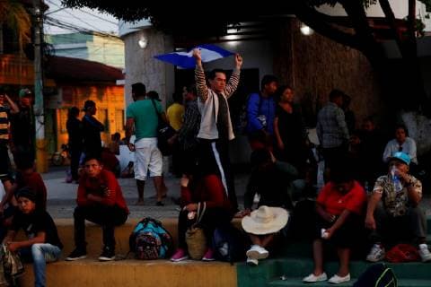 An Honduran migrant waves his national flag in the Ayutla Park, Tecun Uman, Guatemala, 27 October 2018. This second caravan of some 1,500 people, is crossing Guatemala and is scattered in several groups, that are also heading to the United States. Hundreds of the migrants arrived today at Tecun Uman, the border between Mexico and Guatemala. Honduran migrants from the second caravan approach the border between Mexico and Guatemala !ACHTUNG: NUR REDAKTIONELLE NUTZUNG!  Copyright: xEstebanxBibax GU6004 20181027-636762610264214090