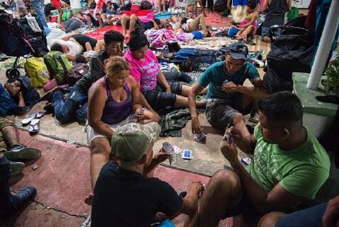 Some of the people of the mirgant caravan rest in Arriaga, Chiapas, Mexico, 27 October 2018. The Central-American immigrants caravan travelling through Mexico disdained Pena Nieto s plan to legalize their situation in the country as they declare it limits their freedom of movement to the states of Chiapas and Oaxaca. Mirgant caravan disdains Pena Nieto s regularization plan !ACHTUNG: NUR REDAKTIONELLE NUTZUNG!  Copyright: xLuisxVillalobosx ARR04 20181027-636762635178659173