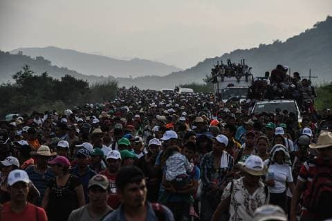News Bilder des Tages October 27, 2018 - San Pedro Tapantepec, Oaxaca, Mexico - A caravan of thousands of Central American migrants walked and hitchhiked trying to reach the town of Tapantepec in Oaxaca state, Saturday. The caravan was blocked momentarly for the Mexican federal police before keep on pressing on north. President Trump has vowed to stop them. San Pedro Tapantepec Mexico - ZUMAl113 20181027_zap_l113_013 Copyright: xMiguelxJuarezxLugox