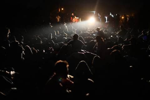 October 27, 2018 - San Pedro Tapantepec, Oaxaca, Mexico - A caravan of Central American migrants walked and hitchhiked trying to reach the town of Tapantepec in Oaxaca state, Saturday. migrants lay on the ground during a momentarly blockage by the Mexican federal police. President Trump has vowed to stop them. San Pedro Tapantepec Mexico - ZUMAl113 20181027_zap_l113_008 Copyright: xMiguelxJuarezxLugox