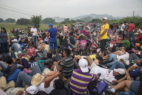 Thousands of Central-Americans continue their journey to the United States, in Arriaga, Chiapas, Mexico, 27 October 2018. Many of the seven thousand immigrants who joined the migration caravan which lefr Honduras past 13rd October have demanded asylum in. Central-American immigrants caravan in Mexico !ACHTUNG: NUR REDAKTIONELLE NUTZUNG!  Copyright: xLuisxVillalobosx ARR08 20181027-636762737744566139