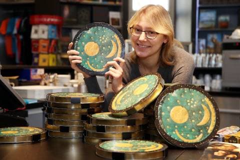 26 10 2018 Vorgeschichtsmuseum Halle Landesamt für Archäologie und Denkmalpflege The Sky Disc Event Calendar with Linndt Chocolate produced for the first time is almost sold out after one week copyright