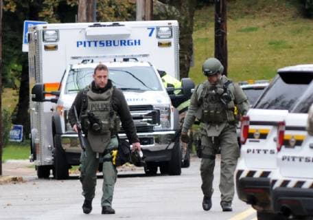 News Themen der Woche KW43 News Bilder des Tages Pittsburgh police officers departs the scene of the mass shooting at the Tree of Life Synagogue in the Squirrel Hill neighborhood of Pittsburgh where at least 11 people have died on October 27, 2018 . The shooter, Robert Bowers, armed with an assault rifle killed 11 people before surrendering to the police .  PIT20180929055 ARCHIExCARPENTER