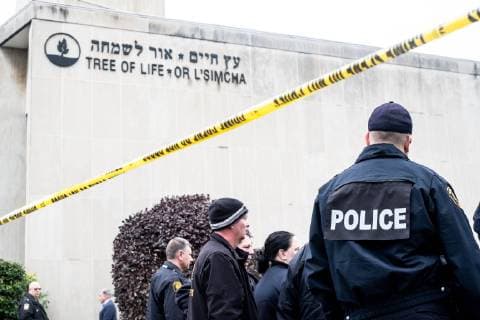 News Themen der Woche KW43 October 27, 2018 - Pittsburgh, PA, United States - Police seen in front of synagogue..Aftermath of the mass shooting at the Tree of Life Synagogue in Squirrel Hill, Pittsburgh, PA. While much tragedy struck the neighborhood, many people from the whole city physically came together and many from around the world showed their support. Pittsburgh United States - ZUMAs197 20181027_zaa_s197_078 Copyright: xAaronxJackendoffx