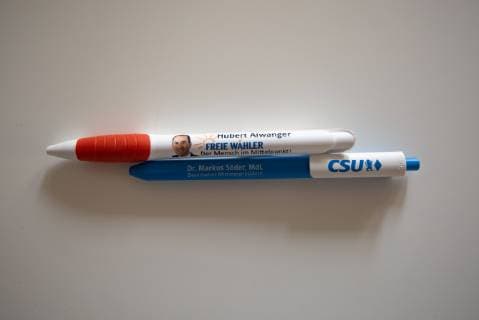 Kugelschreiber Freie Wähler - CSU, Ein Kugelschreiber von dem Vorsitzenden der Freien Wähler Hubert Aiwanger liegt neben einem Kugelschreiber des bayerischen Ministerpräsidenten von der Christlich Sozialen Union ( CSU ) Markus Söder. Die beiden Parteien könnten demnächst eine Koalition in Bayern bilden. München Bayern Deutschland München *** Ballpoint pen Free voters CSU A ballpoint pen from the chairman of the Free Voters Hubert Aiwanger lies next to a ballpoint pen from the Bavarian Prime Minister of the Christian Social Union CSU Markus Söder The two parties could soon form a coalition in Bavaria Munich Bavaria Germany Munich