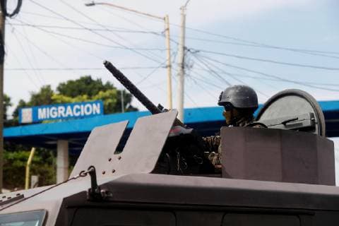 Mexiko, Krawalle an Grenze zu Guatemala Members of the Guatemalan Army stand as migrants of a second Honduran caravan arrive at the border bridge in Tecun Uman, Guatemala, 28 October 2018. A second caravan of Honduran migrants is attempting to cross into Mexican territory, where at least 7,000 of their compatriots are already headed to the United States. Second caravan of Honduran immigrants in Guatemala !ACHTUNG: NUR REDAKTIONELLE NUTZUNG!  Copyright: xEstebanxBibax GRAF7044 20181028-636763523483912344