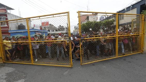 Hundreds of Central-American immigrants of the second caravan heading to the United States, cross the border fence between Mexico and Guatemala, in Tecun Uman, Guatemala, 28 October 2018. Thousands of immigrants broke the border fence between Guatemala and Mexico and crossed to Mexican territory. Guatemalan anti-riot policemen threw tear gas at the migrants who responded with stones and sticks in their despair to continue their journey to the United States. Immigrants break the fence between Guatemala and Mexico and fight police !ACHTUNG: NUR REDAKTIONELLE NUTZUNG!  Copyright: xEstebanxBibax GUA01 20181028-636763561345362228