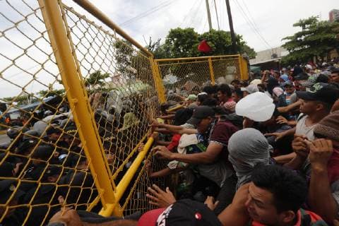 News Bilder des Tages Hundreds of Central-American immigrants of the second caravan heading to the United States, cross the border fence between Mexico and Guatemala, in Tecun Uman, Guatemala, 28 October 2018. Thousands of immigrants broke the border fence between Guatemala and Mexico and crossed to Mexican territory. Guatemalan anti-riot policemen threw tear gas at the migrants who responded with stones and sticks in their despair to continue their journey to the United States. Immigrants break the fence between Guatemala and Mexico and fight police !ACHTUNG: NUR REDAKTIONELLE NUTZUNG!  Copyright: xEstebanxBibax GUA03 20181028-636763562010259344