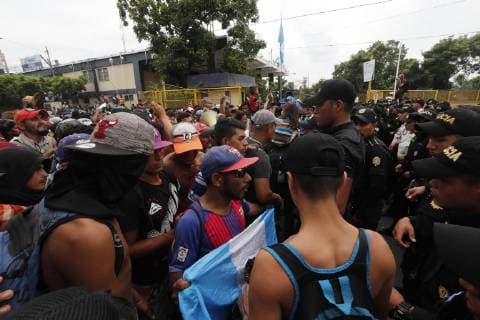 Hundreds of Central-American immigrants of the second caravan heading to the United States, confront policemen at the border fence between Mexico and Guatemala, in Tecun Uman, Guatemala, 28 October 2018. Thousands of immigrants broke the border fence between Guatemala and Mexico and crossed to Mexican territory. Guatemalan anti-riot policemen threw tear gas at the migrants who responded with stones and sticks in their despair to continue their journey to the United States. Immigrants break the fence between Guatemala and Mexico and fight police !ACHTUNG: NUR REDAKTIONELLE NUTZUNG!  Copyright: xEstebanxBibax GUA04 20181028-636763562065885787