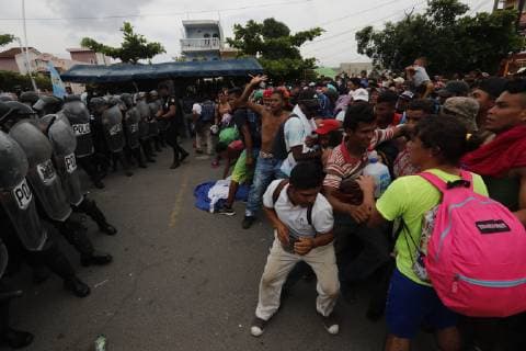 Hundreds of Central-American immigrants of the second caravan heading to the United States, confront policemen at the border fence between Mexico and Guatemala, in Tecun Uman, Guatemala, 28 October 2018. Thousands of immigrants broke the border fence between Guatemala and Mexico and crossed to Mexican territory. Guatemalan anti-riot policemen threw tear gas at the migrants who responded with stones and sticks in their despair to continue their journey to the United States. Immigrants break the fence between Guatemala and Mexico and fight police !ACHTUNG: NUR REDAKTIONELLE NUTZUNG!  Copyright: xEstebanxBibax GUA05 20181028-636763562689040086