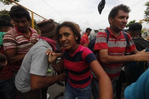 Hundreds of Central-American immigrants of the second caravan heading to the United States, cross the border fence between Mexico and Guatemala, in Tecun Uman, Guatemala, 28 October 2018. Thousands of immigrants broke the border fence between Guatemala and Mexico and crossed to Mexican territory. Guatemalan anti-riot policemen threw tear gas at the migrants who responded with stones and sticks in their despair to continue their journey to the United States. Immigrants break the fence between Guatemala and Mexico and fight police !ACHTUNG: NUR REDAKTIONELLE NUTZUNG!  Copyright: xEstebanxBibax GUA06 20181028-636763562712008680
