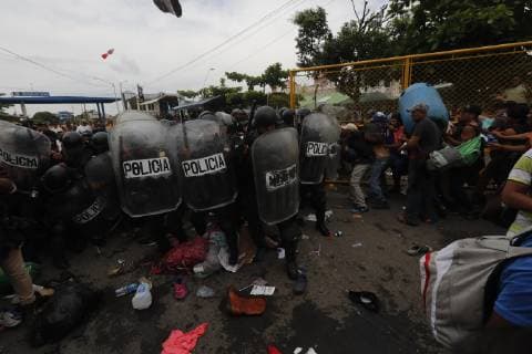 Hundreds of Central-American immigrants of the second caravan heading to the United States, confront policemen at the border fence between Mexico and Guatemala, in Tecun Uman, Guatemala, 28 October 2018. Thousands of immigrants broke the border fence between Guatemala and Mexico and crossed to Mexican territory. Guatemalan anti-riot policemen threw tear gas at the migrants who responded with stones and sticks in their despair to continue their journey to the United States. Immigrants break the fence between Guatemala and Mexico and fight police !ACHTUNG: NUR REDAKTIONELLE NUTZUNG!  Copyright: xEstebanxBibax GUA07 20181028-636763562720758623